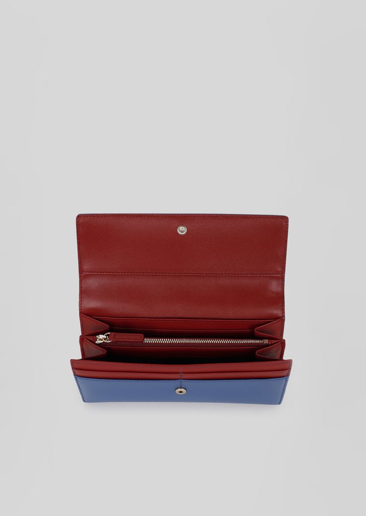 Cartera horizontal con botón y detalle de triángulo Cartera horizontal con botón y detalle de triángulo