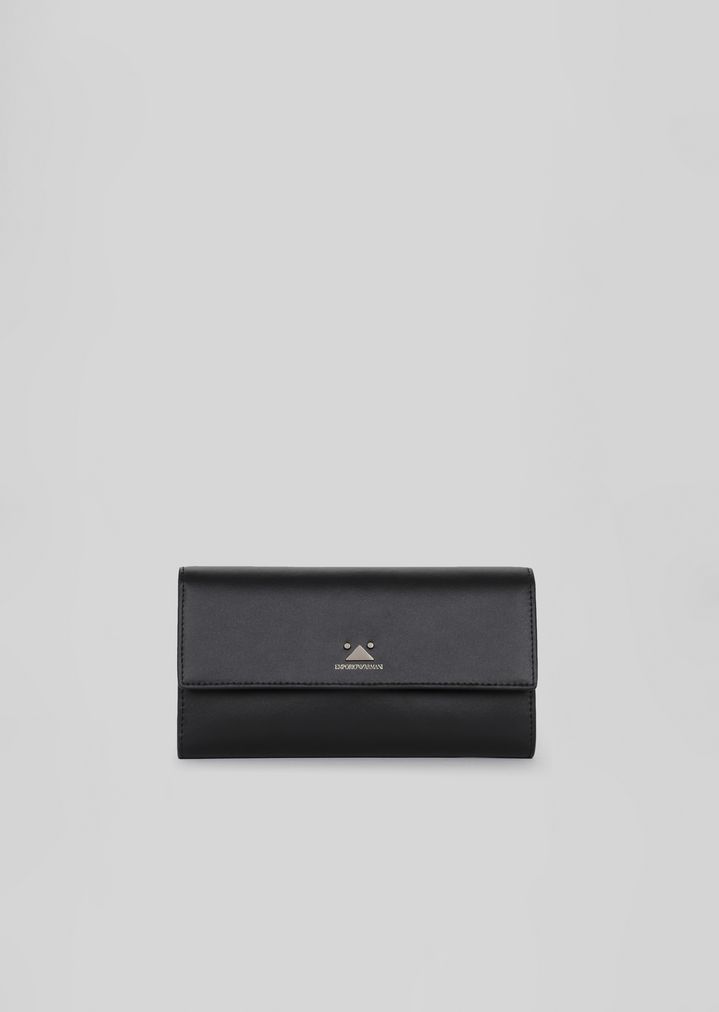 Cartera horizontal con botón y detalle de triángulo Cartera horizontal con botón y detalle de triángulo