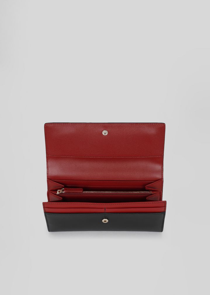 Cartera horizontal con botón y detalle de triángulo Cartera horizontal con botón y detalle de triángulo