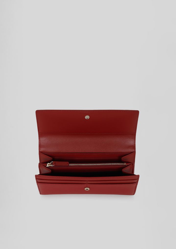 Cartera horizontal con botón y detalle de triángulo Cartera horizontal con botón y detalle de triángulo