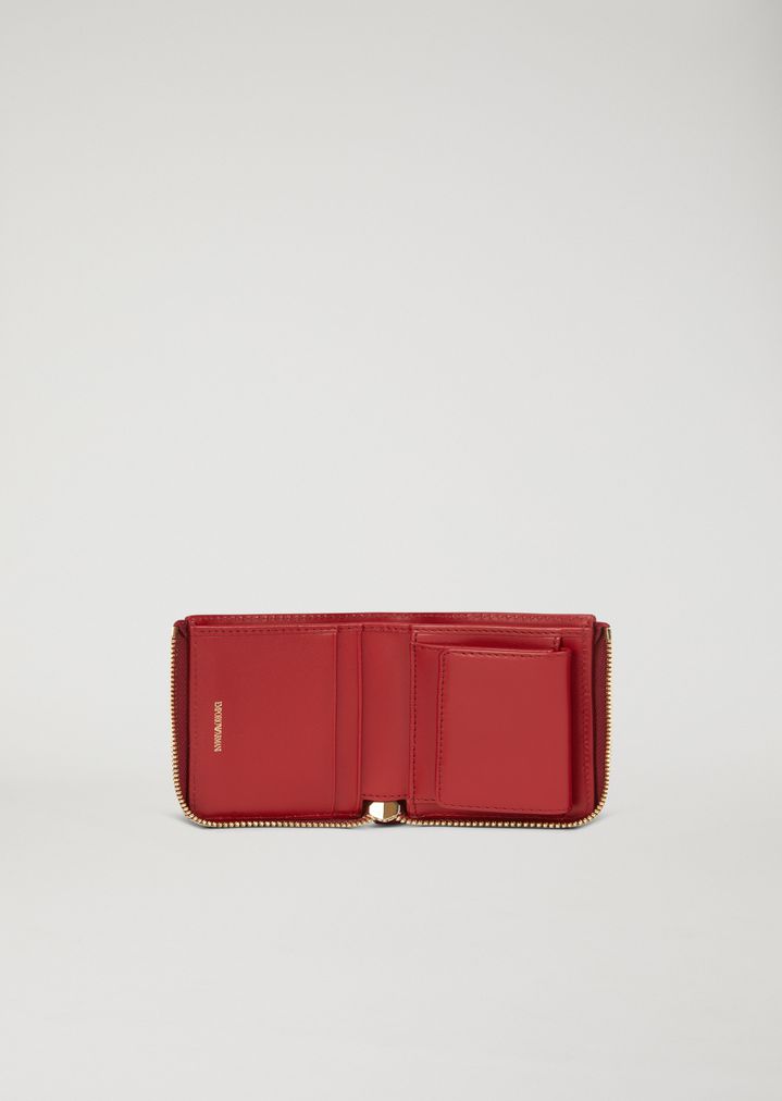 Cartera pequeña de piel con cremallera y detalle de triángulo Cartera pequeña de piel con cremallera y detalle de triángulo