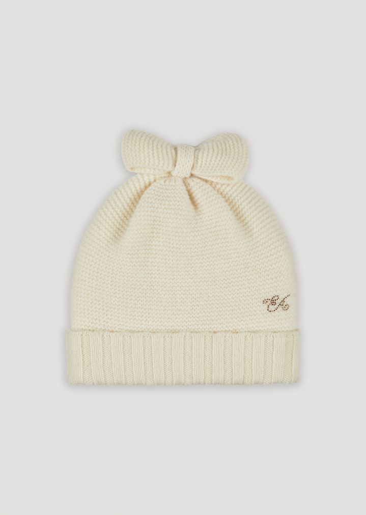 Gorro con lazo y logotipo de strass Gorro con lazo y logotipo de strass