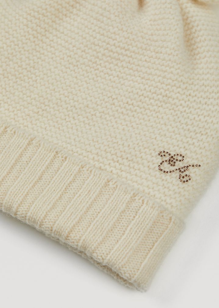 Gorro con lazo y logotipo de strass Gorro con lazo y logotipo de strass