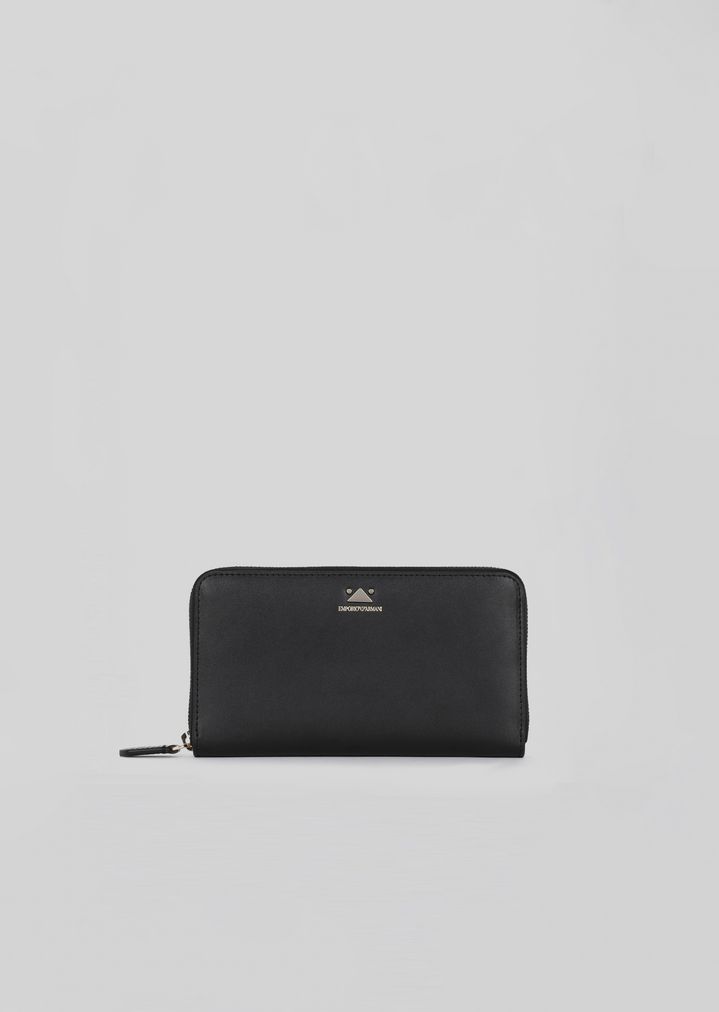 Cartera horizontal con cremallera y detalle de triángulo Cartera horizontal con cremallera y detalle de triángulo