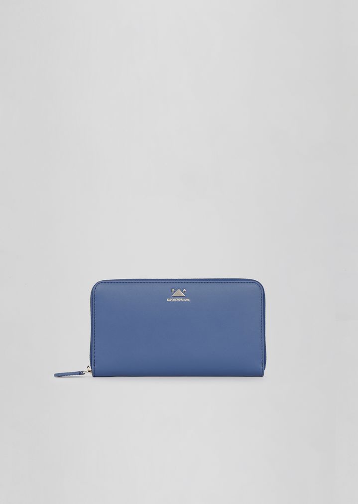 Cartera horizontal con cremallera y detalle de triángulo Cartera horizontal con cremallera y detalle de triángulo