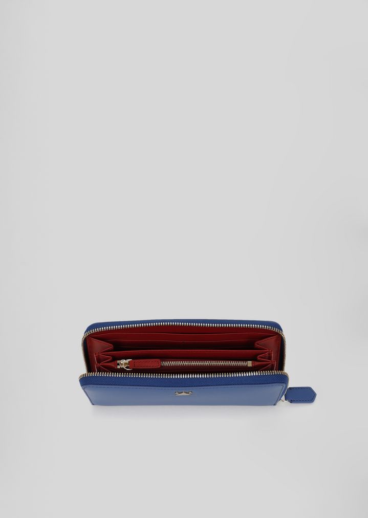 Cartera horizontal con cremallera y detalle de triángulo Cartera horizontal con cremallera y detalle de triángulo