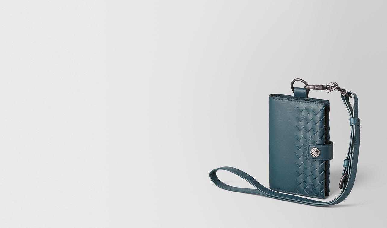 passport holder in intrecciato vn landing