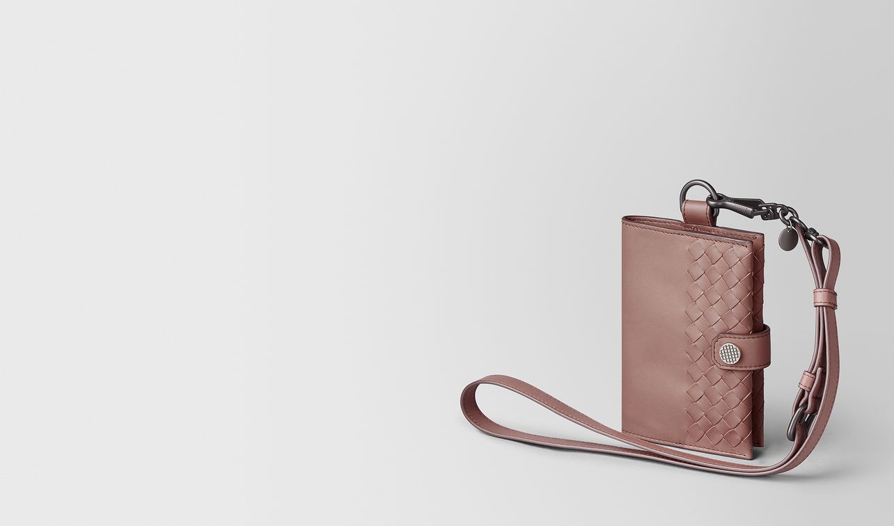 passport holder in intrecciato vn landing