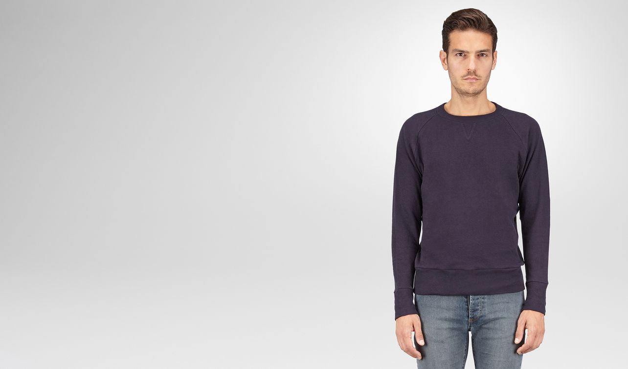 t-shirt in dark navy cotton jersey landing