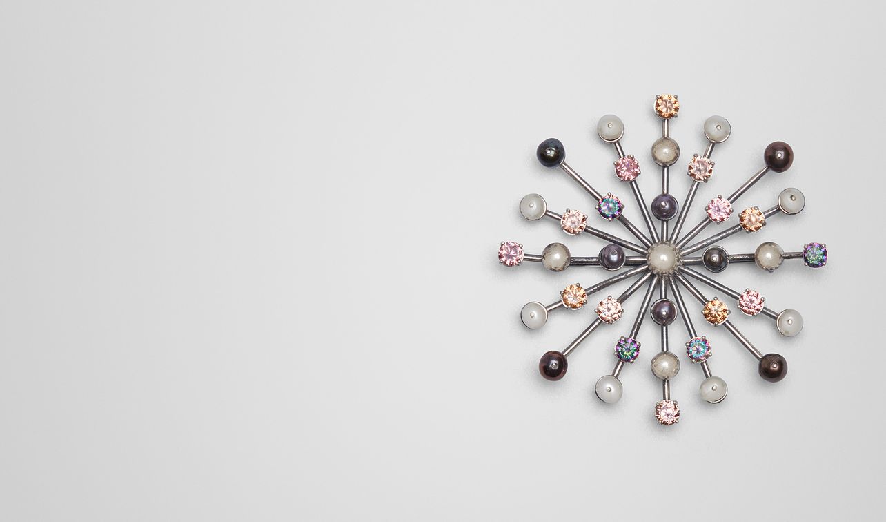 brooch in pearl and zirconia landing