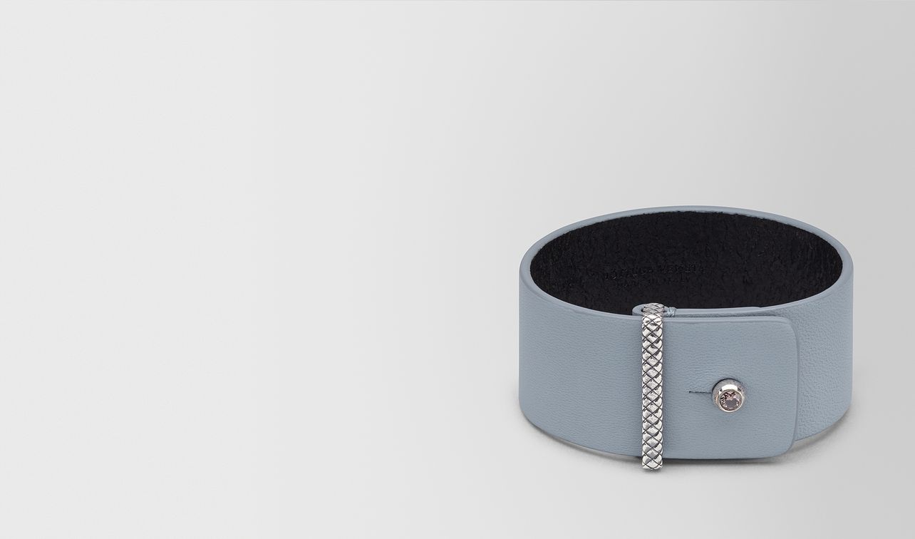 bracelet in leather landing
