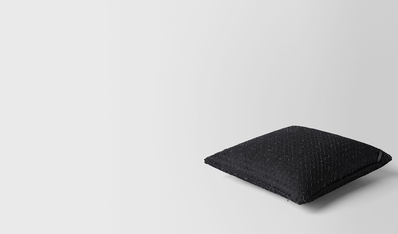 coussin carré en lin intrecciato nero landing