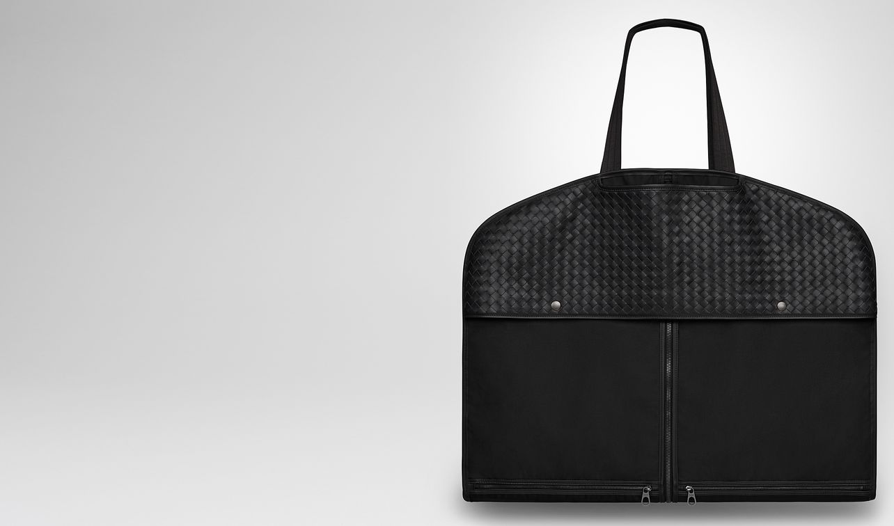 garment bag in nero technical canvas e vitello intrecciato landing