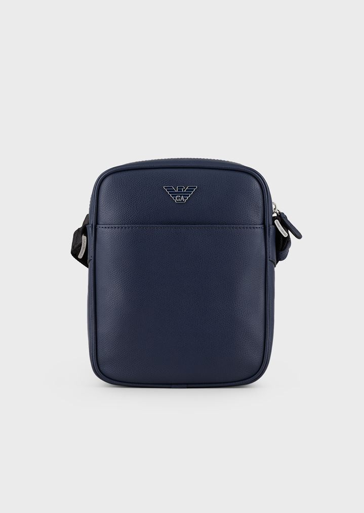 Bandolera cruzada de piel con estampado granulado Bandolera cruzada de piel con estampado granulado