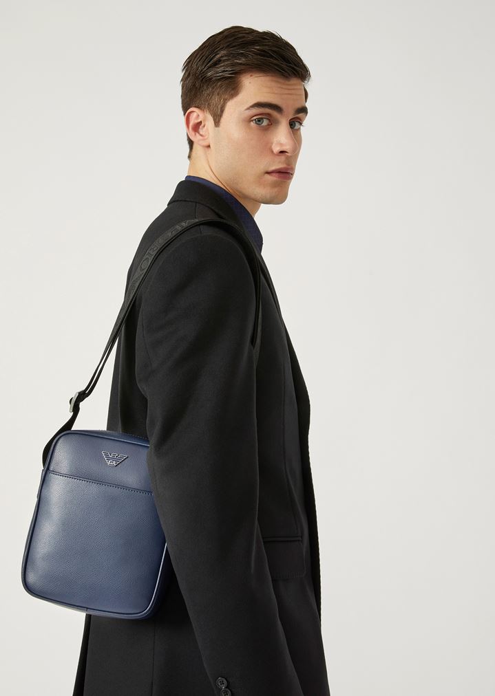 Bandolera cruzada de piel con estampado granulado Bandolera cruzada de piel con estampado granulado