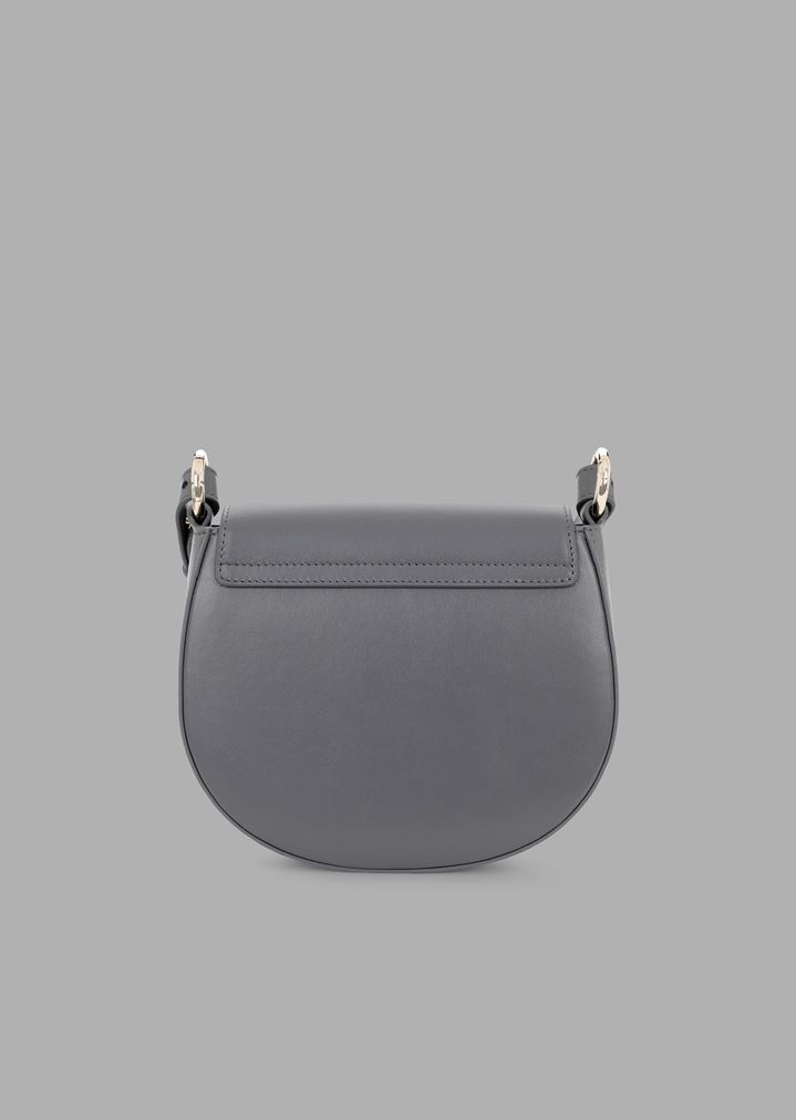 Bolso bandolera redondo de piel con logotipo GA en relieve Bolso bandolera redondo de piel con logotipo GA en relieve