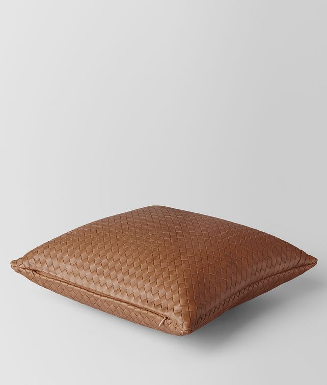 BOTTEGA VENETA QUADRATISCHES KISSEN AUS INTRECCIATO NAPPA IN NOCE Kissen E fp