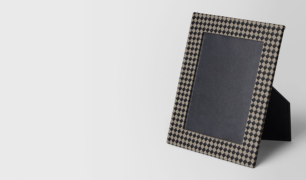 large photo frame in intrecciato checker landing