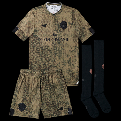 T-SHIRT-BERMUDA-CHAUSSETTES Homme M01NA In Motion Archival Camouflage. Une nouvelle collaboration entre Stone Island et New Balance.<br>FOOTBALL KIT STONE ISLAND